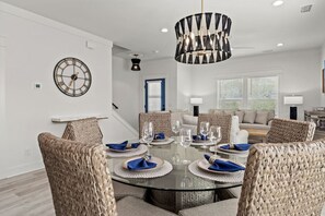 Dining for 6 and bar seating for 4