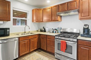 Full kitchen 