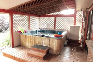 Outdoor spa tub