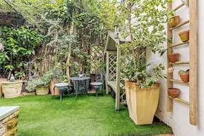 Nepenthe Garden - StayCotswold