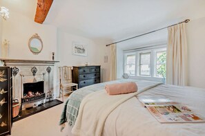 Nepenthe Bedroom 3 - StayCotswold