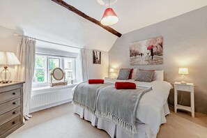 Nepenthe Bedroom 2 - StayCotswold