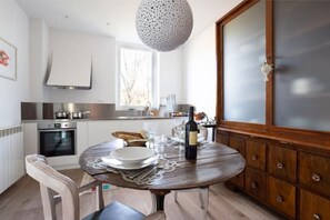 Fully-Equipped Kitchen with Stylish Furnishings - Your Culinary Creativity!