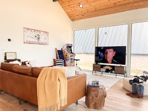 Kick off your boots, and enjoy the expanse of indoor/outdoor serenity while you listen to George Strait's best music!