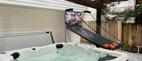 Hot Tub for 6 people(Outdoor shared with 2 elderly that stay in basement)  