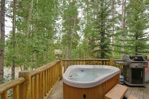 Deck | Hot Tub | Gas Grill (Propane Provided)