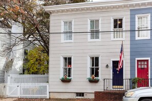 The historic charming home is just 2 bocks to USNA's Gate 3.