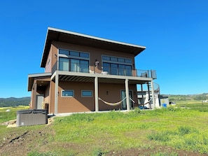 This brand-new construction is gorgeous, and offers unparalleled comfort for you and your entire group.