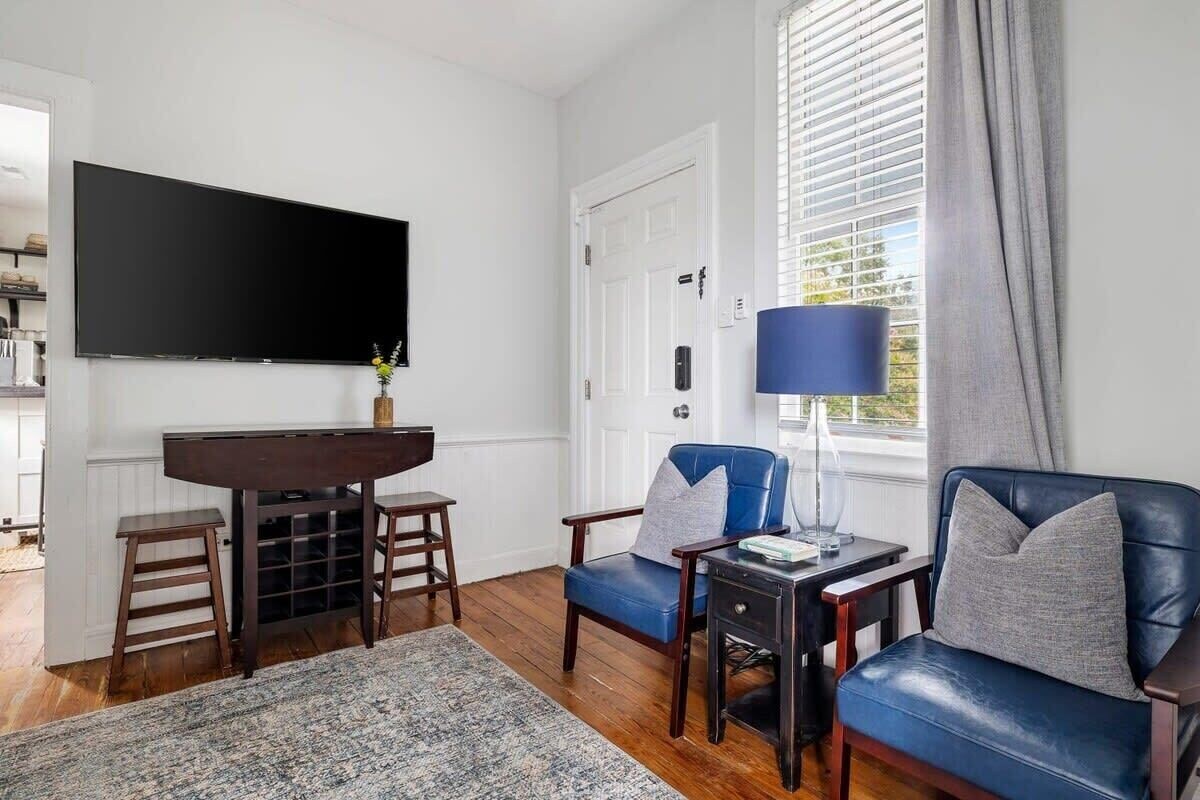 2 Blocks to King St – 2 Bedroom/3 Bath, Sleeps 6!