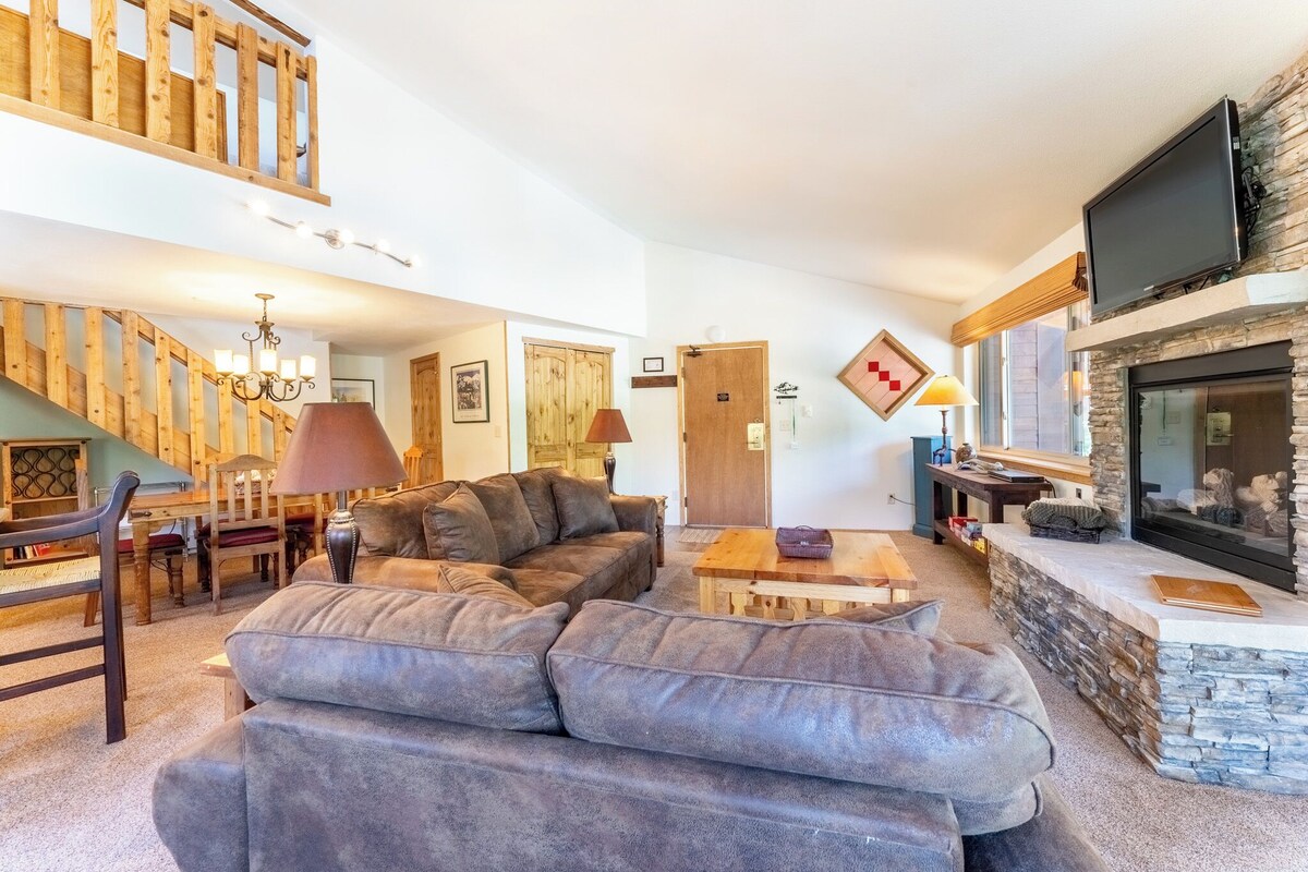 Gas Fireplace, Two Private Balconies, Shared Hot Tubs, Downtown Breckenridge