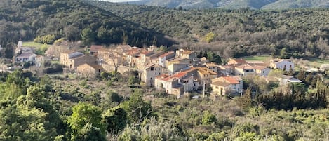 Vue du village de Feuilla, niché dans les collines.