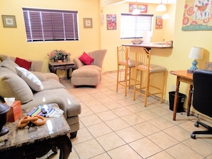 LIVING AREA/BREAKFAST BAR