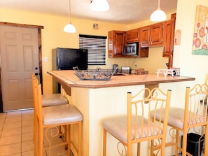 KITCHEN WITH BREAKFAST BAR