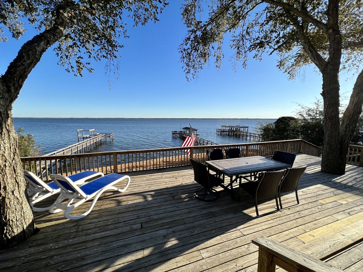 Life is better at the Lake Lakefront home that sleeps 13!