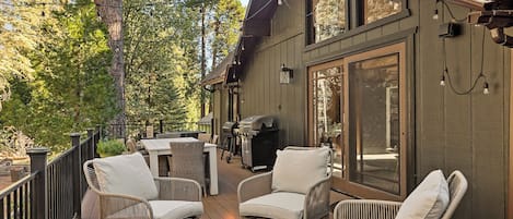 Upper Deck: Dining, fire pit, games, smoker, & seating. Enjoy natures beauty!