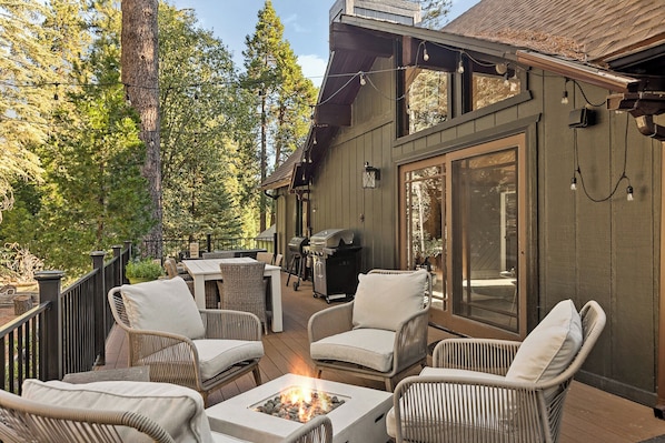 Upper Deck: Dining, fire pit, games, smoker, & seating. Enjoy natures beauty!