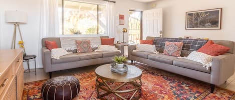 Bright and comfortable living room.