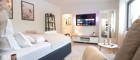 Design Studio mit 30qm, 1 Wohn-Schlafzimmer, max. 2 Personen-Wohn-Schlafbereich mit Smart TV