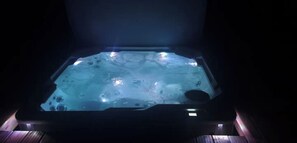 Indoor spa tub