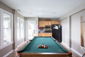 Game room w/ pool table & kitchenette