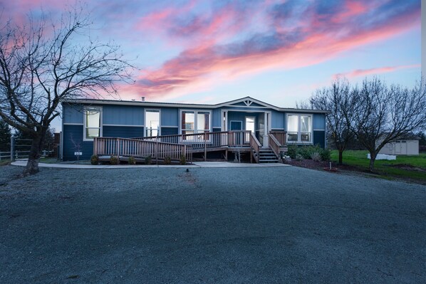 "We had the most wonderful stay! Everything was thought of, very clean, and comfortable. The location is was so peaceful with beautiful views of the vineyards and mountains. Our hosts were available and responsive and so kind." - Kara, Feb. 2023