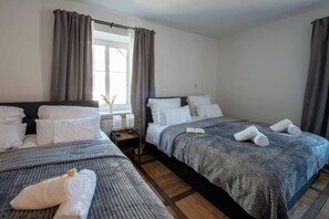 two king-size beds (180cm x 200cm)