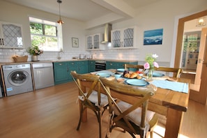 A bright and spacious room to cook, eat and converse