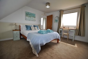 Fresh and neutral decor in the double bedroom