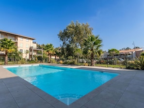 L'Eau, Plante, Ciel, Piscine, Arbre, Bleu, Bâtiment, Condominium, Ombre, Loisir