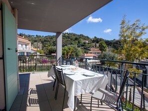 Table, Meubles, Ciel, Chaise, Nuage, Ombre, Arbre, Tableau De Plein Air, Loisir, Mobilier De Jardin