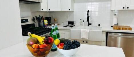 Bright & airy kitchen w/stainless steel appliances