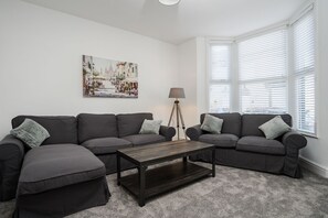 LIVING ROOM (1)