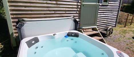 Outdoor spa tub