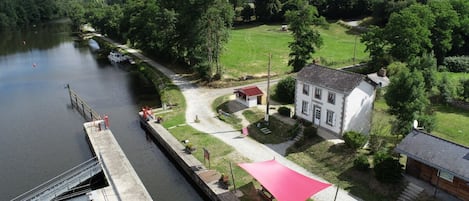 La maison éclusière face à la rivière