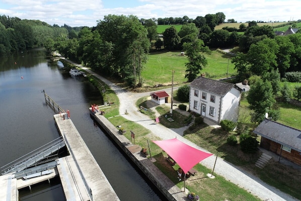 La maison éclusière face à la rivière