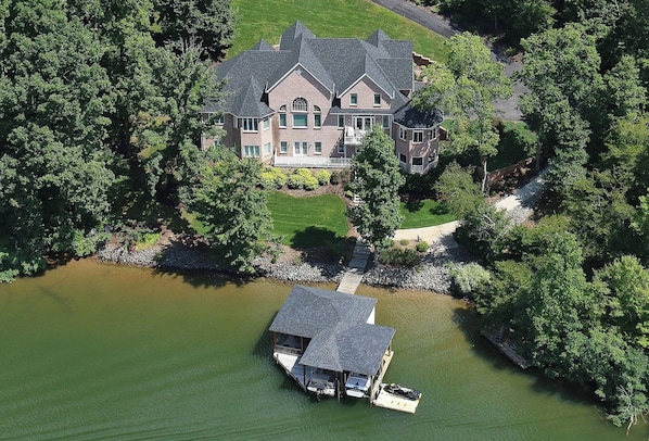 Beautiful home in no wake zone.
