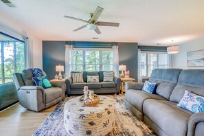 Living Room | Sleeper Sofa | Central A/C | Free WiFi | Smart TV