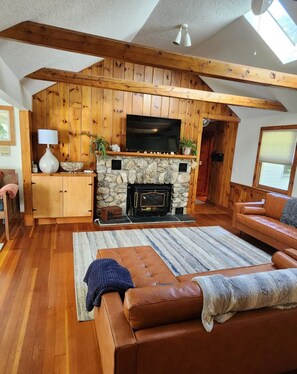 Living room and addition sleeping twin beds x2 