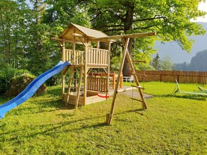 Garten mit Spielplatz