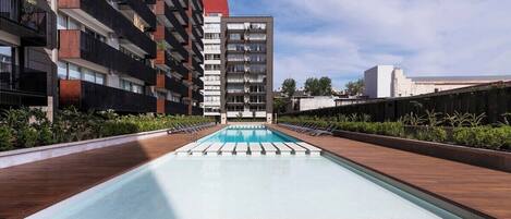 La piscina rectangular cuenta con una escalera de metal que permite entrar y salir del agua. Se encuentra rodeada de un piso de madera,  en sus lados encontraremos reposeras para disfrutar del sol y por detrás unos pequeños jardines.
