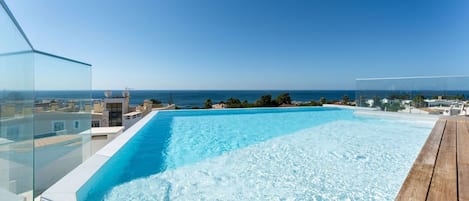 Rooftop pool with amazing view to the sea.
#pool #poolview #sea #algarve #portugal