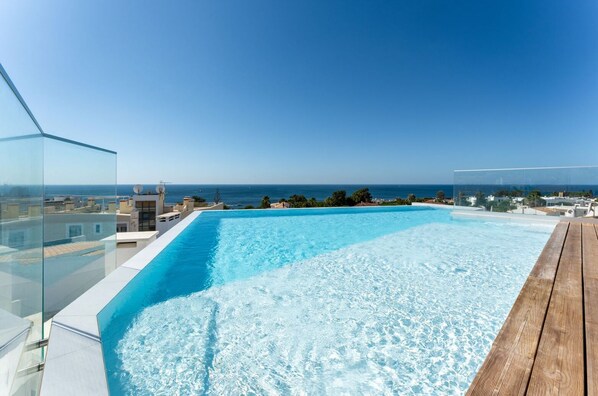 Rooftop pool with amazing view to the sea.
#pool #poolview #sea #algarve #portugal