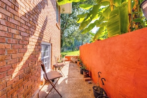 Private Patio | 5 Mi to Stone Mountain Park | 10 Mi to Little Five Points