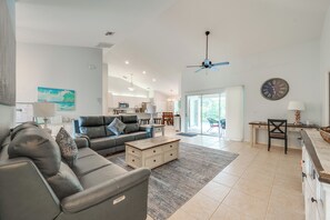 Living Room | Keyless Entry | Central Air Conditioning