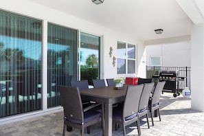 Barbecue Area: spacious area to share a grill, with a cooler for keeping cold drinks and enjoy the pool