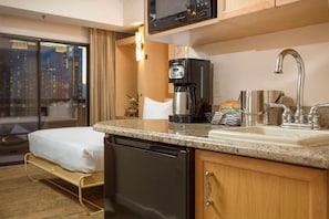 Unit with Queen size bed. Exact unit will be assigned upon arrival. Views, colors and decor may vary.