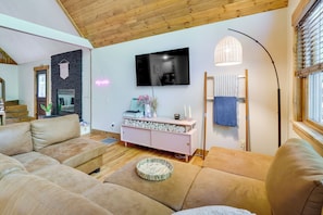 Living Room | Fireplace | Flat-Screen TV | Record Player | Central A/C
