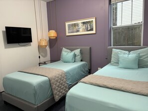 bedroom 4 has two twin beds right side
