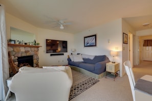 Living Area | Sleeper Sofa | Flat-Screen TV w/ Cable | Fireplace