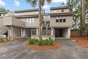 Welcome to 122 Creekwatch Villa, a 2 bedroom/2.5 bath villa located near the Crab Dock and Kayak Launch